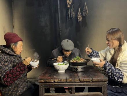 #上热门 你们慢慢老去,我慢慢成长!只要有爷爷奶奶在,童年尚有归处~