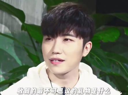 '小时候光顾着听歌了 完全没理解歌词是啥意思'#徐良 #飞机场 #徐良演唱会 #徐良苏州演唱会