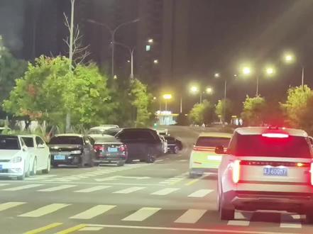 看到月亮是半圆的,这并不是异像,而是正常的月相变化现象。