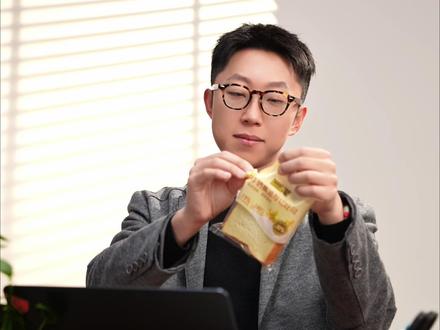 一口绵软,咬出云朵感~与辉同行定制吐司,12月15日21:30,直播间见~#董宇辉#与辉同行#董宇辉拥有暖评最多的评论区