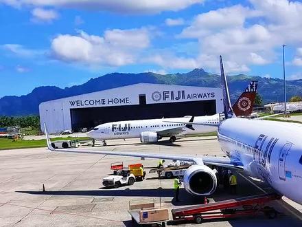 到斐济了,斐济机场开出租车的基本都是印度人,他们是斐济印度人,看起来出租车是他们垄断了的,到酒店20斐济币相当于人民币七十元,车程大概十几分钟分钟。#斐济#出租车 #海外#热带风情#圣诞节