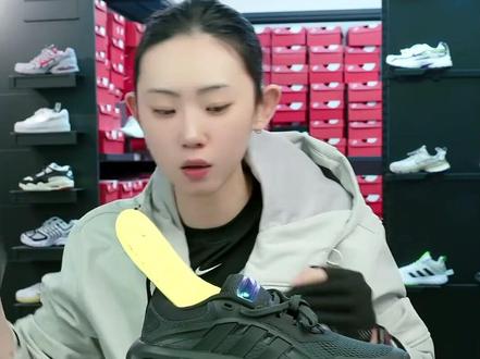 阿迪达斯清风跑鞋,现在不囤,更待何时!
#阿迪达斯 #跑步鞋#1922球鞋