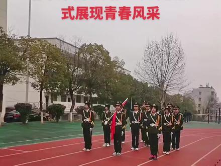 开学伊始,随着春风的温暖拂过,大冶二中举行了隆重的升旗仪式。这一传统活动不仅是对国家的象征性敬意,也是激励学生们新学期努力学习、积极向上的重要时刻。
操场上汇聚了全校2000余名师生,同学们穿着整齐的校服,肃立于旗杆前。升旗仪式在庄严的国歌声中开始,五星红旗冉冉升起,象征着新的一天、新的学期、新的希望正式拉开序幕。学生们的目光随着国旗的上升而升高,心中涌动着对未来的无限憧憬。
升旗手们经过严格选拔和训练,他们在全校师生的注视下,以最标准的动作完成了升旗任务。这一刻,他们不仅代表着学校的荣誉,更是全体学生精神风貌的体现。他们的严谨和专注,传递着对国家的尊重和对学习的认真态度。
升旗仪式结束后,学生们有序退场,但他们的心情久久不能平静。许多学生表示,这样的仪式让他们更加明确了作为新时代青年的责任和使命,他们将以更加饱满的热情投入到新学期的学习中,用实际行动去践行自己的誓言。
此次升旗仪式,不仅是对国家的敬礼,更是对学生精神面貌的一次洗礼。它激发了学生们的爱国情怀,增强了集体荣誉感,为新学期的学习生活注入了正能量。在春天这个充满生机和希望的季节,大冶二中的师生们将以更加昂扬的姿态,迎接挑战,书写属于自己的青春篇章。#一起来看升国旗