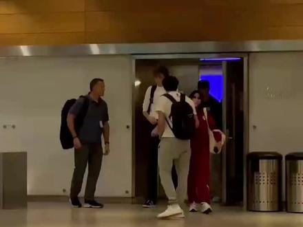 霸总的长腿攻势
#巴伦 #Barron