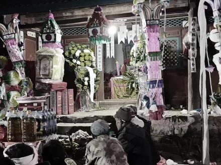 没有人会对一堆土有感情,直到那薄薄的一层土埋着曾最爱我的人,思念的眼泪砸进土里,决堤的思念却再也不见故人在眼前#外婆