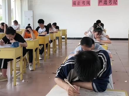 面对今年高考全国1卷的作文题目,不敢想象三线城市以下的孩子得有多绝望,今年高考的作文题目狠狠的告诉你,什么叫做认知差,人工智能应用引发的思考,因为在北上广深的孩子,他们的父母已经早早开始在工作中使用AI人工智能,孩子同时也是人工智能的使用者和受益者,但是对于三线城市以下的孩子,他们可能连GPP和GPT都分不清,AI可能只是科幻电影钟才会出现的场景,正如余华在他十年来的首部杂文集《我们生活在巨大的差距里》写道,同样是儿童节礼物,一个北京的小男孩想要一架真正的波音飞机,而一个西北的小女孩却只想要一双白球鞋,有人唾手可得的东西,有人却需要付出巨大努力,生活在同一个时代里的两个同龄的中国孩子,就连梦想都有着如此巨大的差距,余华老师笔下的差距真是一针见血,所有的言语都在阐述,我们生活在巨大的差距里!#2024高考 #高考作文 #余华 #我们生活在巨大的差距里 #好书分享
