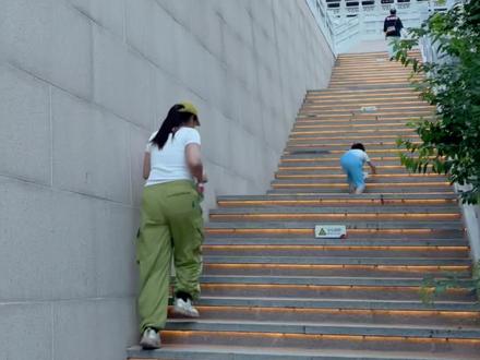 🔥 北京周末2天1晚亲子游玩攻略!超省妈! 攻略省妈模式:酒店+乐园+夜市+长城一站式搞定
高性价比操作:下午5点后免票入园+夜市边吃边玩
全龄段适配:1岁小宝到12岁娃都能玩到断电💤
🗓️ 两天一夜超详细行程
🏨 Day1:酒店沉浸式遛娃
10:00 直达酒店·寄存行李
导航定位:延庆世园凯悦嘉轩酒店(延康路12号院)
亲子房型强推:
✅ 沙沙罗恐龙主题房:上下沙发床+恐龙元素毛巾/壁画,两大三小无压力
✅ 爱奇艺奇巴布主题房:奇异果TV盒子+滑梯设计,解放爸妈1
11:00-17:00 爱奇艺奇巴布乐园
室内冷气狂欢(凭房卡无限次进出)
✅ 巨型海洋球池+攀爬网
✅ 沙池考古挖宝
✅ 全天滚动活动(观影/人偶互动)
17:30-21:00 世园公园夜游
免票技巧:下午5点后免费入园!省¥60/人门票
深度玩法:
✅ 中国馆灯光秀(19:30亮灯)
✅ 中华展园江南园林夜拍
✅ 星空夜市:延庆火勺+怀柔板栗+冰糖葫芦,人均¥30吃撑!
⛰️ Day2:自然与文化双体验
8:00-10:00 酒店自助早餐
推荐:现煮馄饨+延庆有机小米粥,儿童餐区有动物包子🐻
10:00-12:00 分龄玩法
小宝组:二刷奇巴布乐园
6岁+孩子:退房直奔八达岭长城✅ 南线轻松版:缆车上山→步行200米→好汉碑打卡→滑车下山(全程1.5h)✅ 北线挑战版:登顶北八楼→体验垂直陡坡(备足水和防晒帽)
12:30 返程顺路美食
必吃推荐:长城脚下“岔道古城”农家院✅ 虹鳟鱼烧烤 ✅ 柴锅卷子 ✅ 人均¥50饱到扶墙
#亲子游玩好去处 #遛娃好去处 #北京周末去哪儿 #北京亲子游玩攻略 #假期游玩