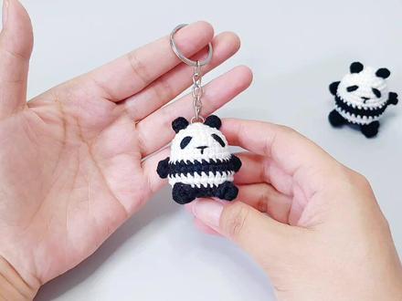 钩针mini小熊猫挂件、胸针教程:呆萌又可爱,还不用缝合一体钩织 #钩针教程 #钩针基础教程 #钩针编织教程 #口折文手作