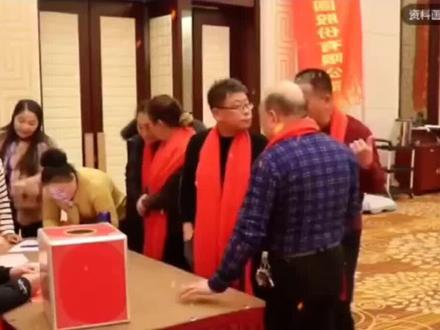 男子年会抽奖大翻车,9988元手机变糖和瓷砖!#广东珠海#公司年会抽奖#闹剧