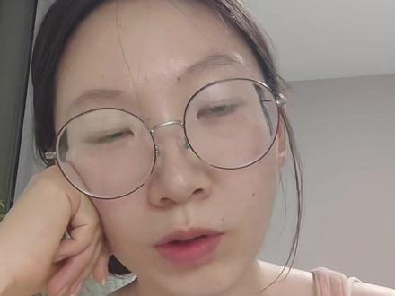 生活的痛苦,别向内求,一点用没有 。
互联网老跟我说人痛苦要向内求,我太喜欢向内求了,我在无数个生活的间隙推演我的未来,无数次掰开揉碎排列组合,但是都没有算出什么太好的结局。我的思考太锐利了,以至于他刺伤了我。
我还是不服,我觉得是不是我的方法不对,于是我开始看书,听播客,看心理学,我越求越深,我的精神状态也越来越神。
后来我发现不行,身弱不适合多思,我还是得激励自己,我努力,我加班,我拼搏,这下好了,精神状态不好,身体也不行了。
所以我开始走向混沌,我觉得可能生活就是无解的,我还是快乐一会儿是一会儿吧,我开始磕CP,刷猫短视频,只要睁眼就听书,上厕所都得挺广播剧,反正就主打一个,别让我闲着,因为只要我一闲下来,我的CPU就在后台运行,疯狂耗能。
我觉得好痛苦啊,为什么生活总是刚刚好起来一点,就忽然又开始脱轨,然后陷入痛苦。是因为我太局限于自己,见过天地没有见过众生,所以才执着于小我嘛,我就开始看博主们连麦各种人的视频,我希望能去见一见世间百态,转移一下我的注意力。
确实有效果,最直观的是,我得出了一个结论,我现在的经历的,不是我的低谷,而是我的生活。换句话说,普通人的生活就是这样混沌且痛苦。没钱,漫长的通勤,上个破班,租个小破房子,或者背着贷款,焦虑失业,已经失业,还是更极端的,生老病死,生离死别。众生皆苦。
然后我更绝望了。我分析来分析去,分析出了一身毛病,旧问题没有解决,新问题层出不穷,我活在屎山一样的问题堆里,把CPU干烧了。我说不行,再向内求下去,我就要达成中式传说里的传统艺能了,好端端的人,突然就疯了。
互联网太喜欢讲方法了,大家都焦虑,就让我们向内求,什么认知升级,什么底层逻辑,搞得我总觉得,我的身体里应该有一个按钮,只要按下去,一切都好了。狗屁。我向内求了这么久,唯一得出的结论就是,痛苦是一种现象,不是一个问题,因为不是问题,所以没有答案。
要不咱们中国人怎么喜欢喜欢道家呢,道家说修行,换句话说,是不是就是熬着?就是熬着,工资低熬着,不会跟领导相处,给他熬走,不知道以后怎么办,熬到以后再看。啥也不想就是熬,等着有一天忽然发现,这件事好像也没有那么疼了,熬过去了。
熬多了就会产生一种奇怪的乐观,就是觉得以后会比现在好一些。
我就熬着,时代的浪潮滚滚向前,我就借着时间的单向性往前挪。时间不回头,痛苦也就没有机会回头。
#girlstalk #女性智慧 #内耗 #向内求 #女性成长