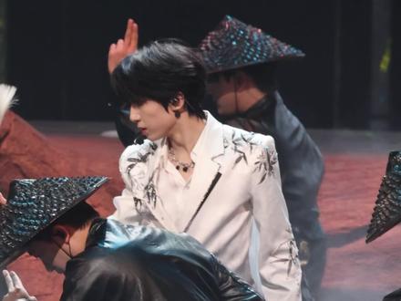 四秒神之大屏是你年复一年的天道酬勤 #TF家族荣耀之战演唱会 #杨博文竹林深处舞台 #杨博文鲤鱼打挺