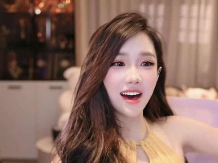 喊龙新方式,真是天才少女,太逗了@林思琪 #林思琪的精彩瞬间 #天才少女 #搞笑日常 #甜系女孩 #活泼可爱