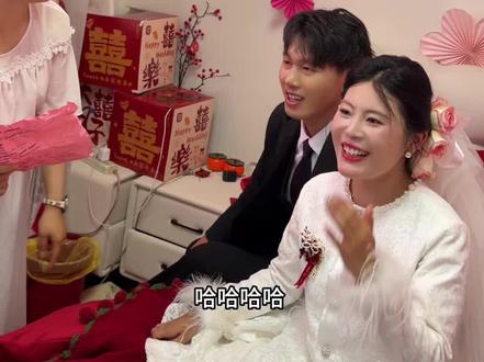 亲爱的女孩小玖,28岁的你结婚啦,关于你的婚礼太多声音,大喜的日子,为什么不穿婚纱,办2次婚礼为什么同一套衣服,因为你一直都明白自己需要的什么,结婚嘛本就是自己喜欢就好,不应该是怎样而怎样,咋们是普通人家的孩子,过着普通人的日子,辞职返乡四年啦,经历了太多太多,失眠,焦虑,抑郁,但是上天还是眷顾你呢,在这期间你生命中闯进了一个很重要的男孩,你们相处起来很轻松,愉悦,就像认识很多年的老朋友,他会在你受委屈的时候为你挺身而出,教会我很多东西,从此床头柜的药瓶从未动过,所以恐婚的你有了想结婚的冲动,我时常在想这四年间,哪怕有一刻我放弃了回到以前的工作岗位,是不是我们就不会相遇,还是我们会以另一种方式相见呢,因为这四年间真的太苦,太苦,关于小玖大家都觉得她算计,不是什么好人,可是我从来没说过自己是什么好人,因为好人多难当,是吧。我们只在乎我们在乎的人和事就好 ,只要我们在乎的人在乎我们就好。#我的乡村生活 #抖音商城618好物节 #618超值好礼
