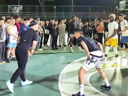 徐家汇公园 当牛教练遇到钱冠佑@DOU+小助手 #街头篮球氛围 #篮球切磋