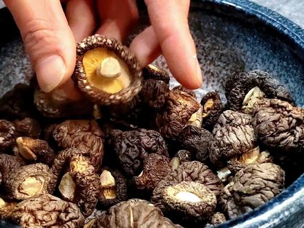 泡发干香菇,最忌直接清水泡,教你饭店不外传技巧,2分钟全泡发 #泡发干香菇 #美食