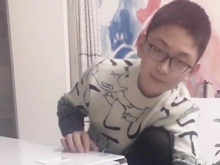 茶吧机进水管掉了,上六年级的小席同学拆卸开茶吧机,仔细查看 ,认真思考后,找出了故障原因。进水管由中间的黑色塑料板上下的两个突出部位连接起来,把管子插进去就好了。
一般的茶吧机水管接口都在“肩部”,只要卸开上盖就可以套进去。“思迈特”水管接口在“胸腔”,必须“解剖”开茶吧机。
亲 换水桶的时候不要猛拽水管哦!