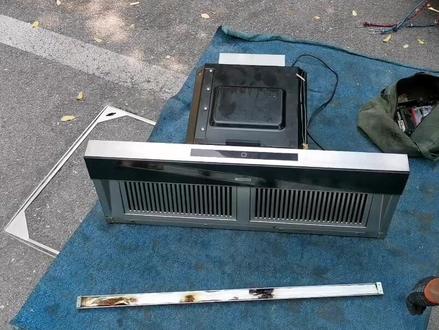 欧派顶吸油烟机拆卸,这个设计有点脑仁疼 #唐山 #油烟机清洗 #洗衣机清洗