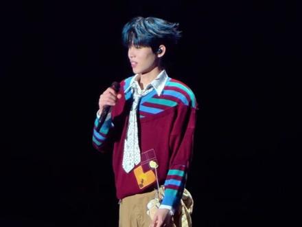 谁家好人躺着跪着唱歌啊,原来是我家恩恩啊#巡演舞台 #en王翊恩 上海站2026.4.11#二巡演唱会 #舞台就是他的主场 #en王翊恩新专辑骑士