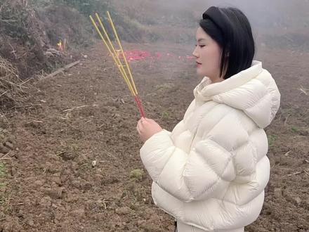 今天又来拜祖宗 保佑大家一路通