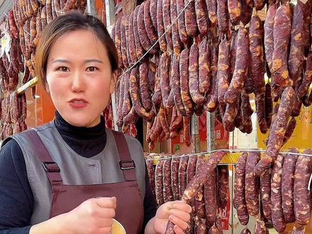 不是非要晾到很硬才可以,只要外皮出现褶皱了,出盐霜了,就可以了,口感正正好好,正常就是7~10天左右#壹姐香肠工坊 #郓城#风干肠#腊肠#年味的开端从灌肠开始