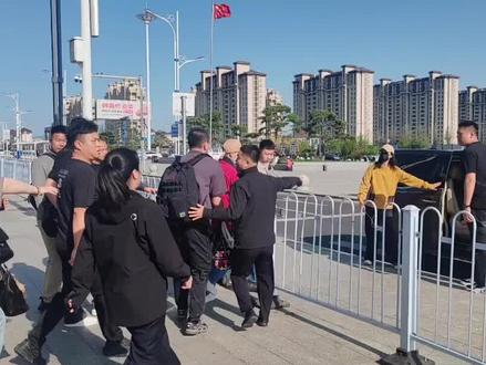 五哈来延吉录制节目了 五哈团空降延吉,打卡5A景区城,解锁朝鲜族风情与烟火日常#鹿晗 #五哈 #延吉高铁站