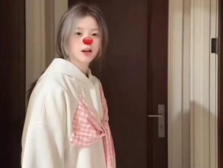 后面两个人在干什么@琦少 @雨悸 @^小馨无敌