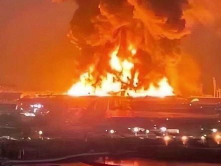 36天94波反击!伊朗导弹越打越猛,直接撕开美以防空口子?1 仗打了36天,谁能想到?伊朗的导弹不仅没被打光,反而越打越猛、越打越精,第94波反击一出手,直接把美以吹了几十年的“铜墙铁壁”防空网,炸出一个大窟窿!大家一直有个疑问:美以手握全球最先进的防空系统,铁穹、爱国者、萨德层层设防,怎么就被伊朗的导弹轻松突破?更颠覆认知的是,以前只会“单打独斗”的伊朗导弹,如今居然玩起了“组合拳”,连美国五角大楼都直呼后背发凉——这根本不是简单的军事报复,而是中东地缘政治的一次彻底洗牌,伊朗用实力告诉全世界:所谓的“防空神话”,在绝对的战术智慧和持续火力。#硬核深度计划#全球创作者计划#零基础看懂全球#时代的荣耀#伊朗