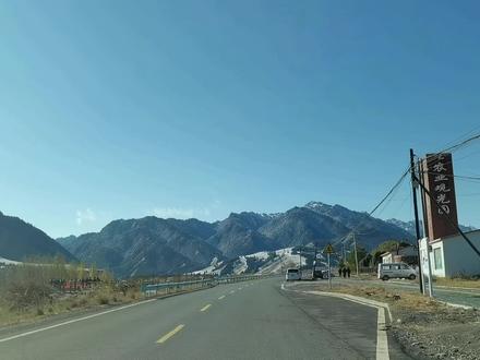 乌鲁木齐南山沙沟的白桦林这里停车门票都免费,是徒步最好的线路