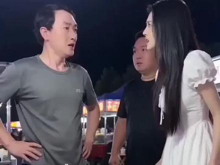 世界之大,无奇不有!要说这几天网上最火的事情,那必须是安徽淮南的“内裤套头”事件了。说实话,很多人看到之后都感到难以置信,因为该举动过去奇葩,所以这几天是持续发酵。此事发生在2026年5月13日傍晚,地点是安徽淮南一个夜市。两家商贩,一家是卖麻辣烫,另一家是卖铁板鸡架。本来是各卖各的,井水不犯河水,但是他们因为摊位位置的问题,引发了争执。刚开始双方只是争吵,不过他们都是互不相让,随后逐渐升级成肢体冲突了。铁板鸡架的男摊主冲着麻辣烫摊主吐了一口口水,对方也不甘示弱,马上还击。两人就这么在围观人群的注视下互相“呸”来“呸”去,场面又滑稽又粗鄙。口水战没解决问题,反而越吵越凶。铁板鸡架的男摊主情绪彻底失控,抄起摊位上一桶滚烫的红油,二话不说就往麻辣烫摊主身上泼了过去。当时的油温很高,对方的脸和胳膊瞬间又烫又辣,疼得他直接叫了起来。就在大家都以为这已经够奇葩的时候,真正让人瞠目结舌的一幕发生了。只见铁板鸡架摊主的妻子,趁人不注意悄悄退到路边角落,摘下内裤偷偷绕到麻辣烫摊主身边,趁对方眼睛被热油糊住还没反应过来的时候,猛地冲上去,把内裤套在了对方头上,顺势往下勒了几下。不知道是勒的太紧还是有什么不知道的原因,麻辣烫摊主当场晕倒…