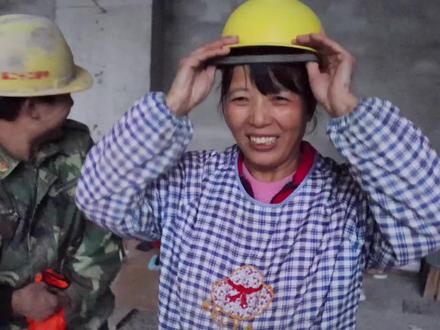 180一天的女小工在工地做什么活?劳动妇女是伟大的!