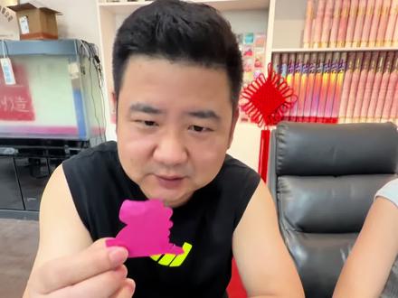汪苏泷你这人能处,有钱是对粉丝真花啊! @汪苏泷 @汪苏泷Studio 厂长哥去了你的演唱会也得捡彩带!明日世界的彩带测评来啦,荔枝玫瑰味的香氛应援礼花,玩浪漫这一套我们努力学泷哥!
#汪苏泷演唱会 #演唱会彩带 #小泷包 #礼享派对 #应援礼花