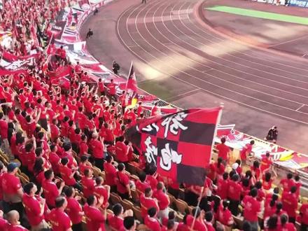5月4日下午,武汉五环体育中心。
0:3,咸宁外星人队客场不敌武汉华工科技队。
终场哨响,两万多名观众的喧嚣渐渐散去。但看台上那片红色还在翻涌——三千余名咸宁“远征军”的呐喊,从第一声嘶吼到最后一秒,从未停歇。
大城市的主场,小城市的远征。
这是一场从一开始就注定艰难的较量。但咸宁人用90分钟内外的行动告诉所有人:有些东西,比输赢更值得记住。最让人难忘的,是终场哨响之后。
球员们没有低头,没有匆匆消失。他们转过身,肩并着肩,一步一步走向客队看台。看台上,三千多人几乎在同一瞬间举起了双手。无数条“鄂龙铁军”的围巾高高扬起,像一片翻涌的红色海。
“咸宁队——加油!”
没有扩音器,没有领喊。三千多人的声音汇在一起,比任何主场都震撼。许多人的眼泪涌了出来。那一刻,所有人都知道——咸宁赢了另一种比赛。
赛后,球迷和球员都没有立刻离开。他们心有灵犀,把观赛区、休息室收拾得干干净净。更衣桌上,一封手写的感谢信静静躺着:“感谢武汉无微不至的后勤保障,让我们安心比赛。这份专业与热情,我们铭记在心。足球因尊重而美好,江湖路远,后会有期。”
“球队输了,咸宁的城市形象赢了。一场精彩对决,让更多人认识咸宁、记住咸宁、向往咸宁。