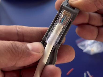 如果大家多接触一些正经弱电项目,会发现很多看似花里胡哨的东西,其实背后都隐藏着很深的含义的。就像这种五件式水晶头,以前我嗤之以鼻,现在我逐针分析。
#专业的事交给专业的人 #智能化弱电工程 #高性能实用工具 #综合布线 #好产品分享