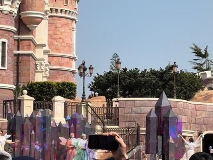 #上海迪士尼 #上海迪士尼十周年 #迪士尼设备故障。10周年当天,首演,米奇刚漏头,然后就节目暂停了,设备坏了~10点演出就取消了😑裂开