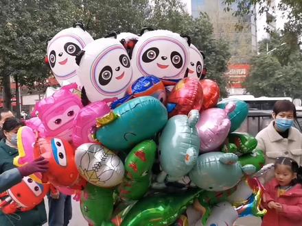 虽然都是能飘的气球,差别还是很大的,您选择给孩子玩哪种呢?氦气氢气#平顶山 #平顶山森林气球派对策划 #同城创作补贴计划 #氦气 #气球布置