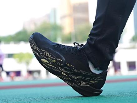 飞腾3再结构变化和板材削弱后我觉得有4点还不错#跑鞋推荐 #体考体测跑鞋 #飞腾3弯道超车 #飞腾3 #衣问衣答衣帽间