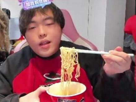 笑死了今天桃黑黑直接先准备方便面吃饱了开战了说是 今天绝不会像昨天那样! 😂 我不行了 依旧和昨天两个高中同学在打。 #桃黑黑 #桃黑黑直播回放 #王者荣耀