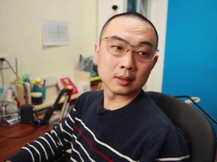 1.13-单一信息源和单向数据流 👍🏻👍🏻👍🏻首章 21 节,全部免费观看!点击头像,进入主页,查看更多内容!
告别状态混乱,打造可预测UI架构
为什么Compose中的Checkbox点击后界面不自动更新?本节直接剖析Compose状态管理的核心原则:单一信息源(Single Source of Truth) 与 单向数据流(Unidirectional Data Flow) 。通过实战解析Checkbox的checked状态为何必须由外部控制,揭示Compose如何通过"状态提升"避免多数据源冲突,让UI行为完全可预测。掌握这一机制,是处理复杂交互、防止状态同步bug的关键!#Kotlin #Google #Jetpack #Compose #Android