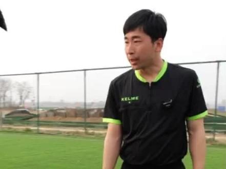 回传球这样判罚有毛病吗!#足球教学 #足球规则 #足球判罚 #足球裁判员#足球冷知识 @抖音小助手 @张老师啥都会 @DOU+小助手