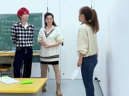 当班里有一个这样的短发女生的时候,同学们连男生都不需要了!#短发女生