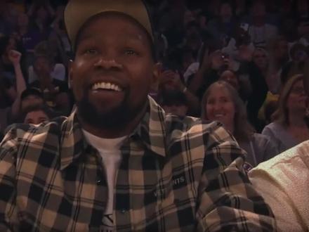 杜兰特大型“双标”现场:迷妹是空气,美腿是真理!#杜兰特