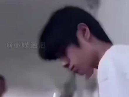 王橹杰到底经历了多少贴脸和霸凌 一个15岁的高一小孩,因为橹穆批在学校天天贴脸灞零他,导致他不得不休学,这辈子都不能有正常的校园生活,作为粉丝真的哭了#未成年 #校园霸凌零容忍 #时代峰峻 #tf家族#橹穆