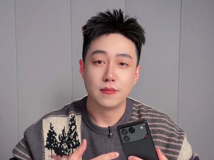 荣耀WIN RT“快开黑”配色太酷!性能+颜值
纠结荣耀WINRT和WIN?看完直接决策,省出纠结时间
核心区别
处理器:WIN是第五代骁龙8至尊版,WINRT是骁龙8至尊版,日常/游戏差距不大,追求极致性能选WIN
影像:WIN多一颗长焦,WIN RT是5000万主摄+超广角,日常拍照完全够用
相同配置(闭眼冲亮点):
10000mAh青海湖+100W快充,续航充电双满格185Hz高刷+5920Hz调光,电竞体验+护眼双在线东风涡轮散热+IP69K,散热和防护拉满
双1216扬声器+3D超声波指纹,细节到位
总结:预算有限选WIN RT性价比拉满,精准取舍的性能机;追求极致性能和长焦选WIN,全能水桶机,两款都闭眼入不踩坑!#荣耀手机 #国产手机 #数码产品 #荣耀win #手机