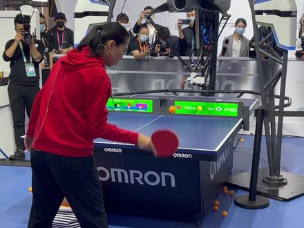 #乒乓球人机大战 世界冠军李晓霞对阵欧姆龙乒乓球机器人