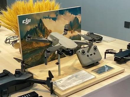 大疆 Air 2 搭载 1/2 英寸 CMOS 传感器,可拍摄 4800 万像素照片、4K/60fps 视频、慢动作视频以及 8K 移动延时视频。#大疆无人机