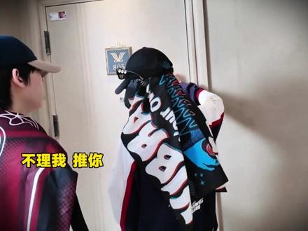 博文怎么可能不知道背后抱这个动作有多暧昧#奇文 #气温cp #左奇函杨博文