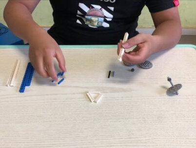 创意搭建9686教具课程《陀螺仪》
创意搭建小颗粒搭建拼搭教程#乐高 #机械原理 #让孩子远离手机 #机器人编程 #专注力培养