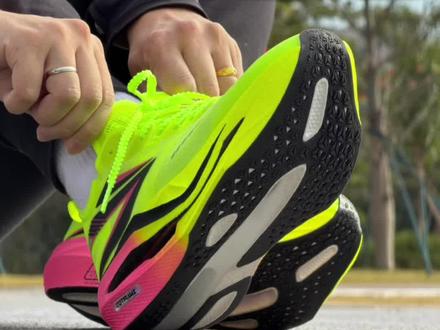 人人都能驾驭的飞燃5来了!
#交换你的暖系运动风
#暖冬运动场
#飞燃5
#跑鞋
#跑鞋推荐