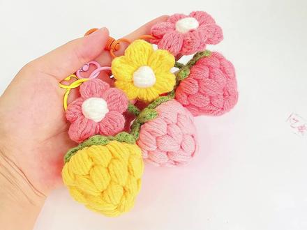 升级版的立体草莓,圆圆胖胖的,更讨人喜欢,挂在包包上很适合 #钩针教程 #毛线编织 #手工DI