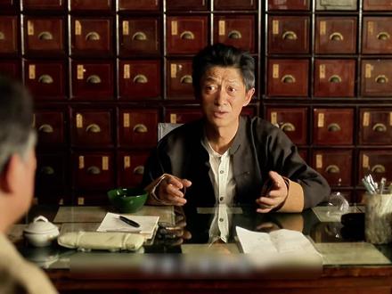 一个神医自称包治百病 神医的药方不仅开给病人吃,没想到自己也吃,殊不知里面有一种药材竟然含有剧毒!#黑夜告白 #遇到黑夜告白我就酷酷看